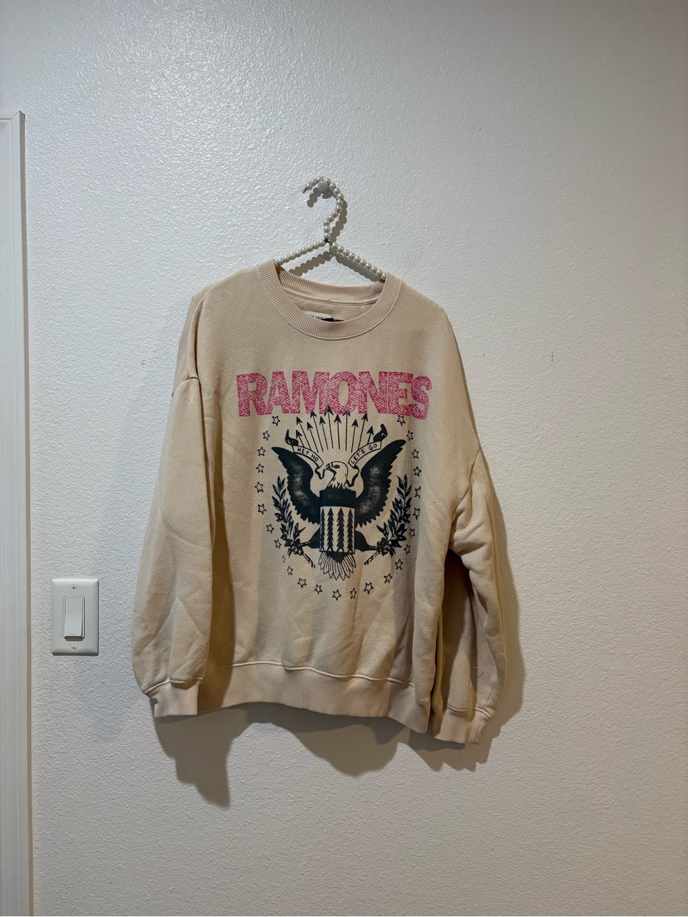 American Eagle Ramones M Graphic Beige Crewneck Sweater
